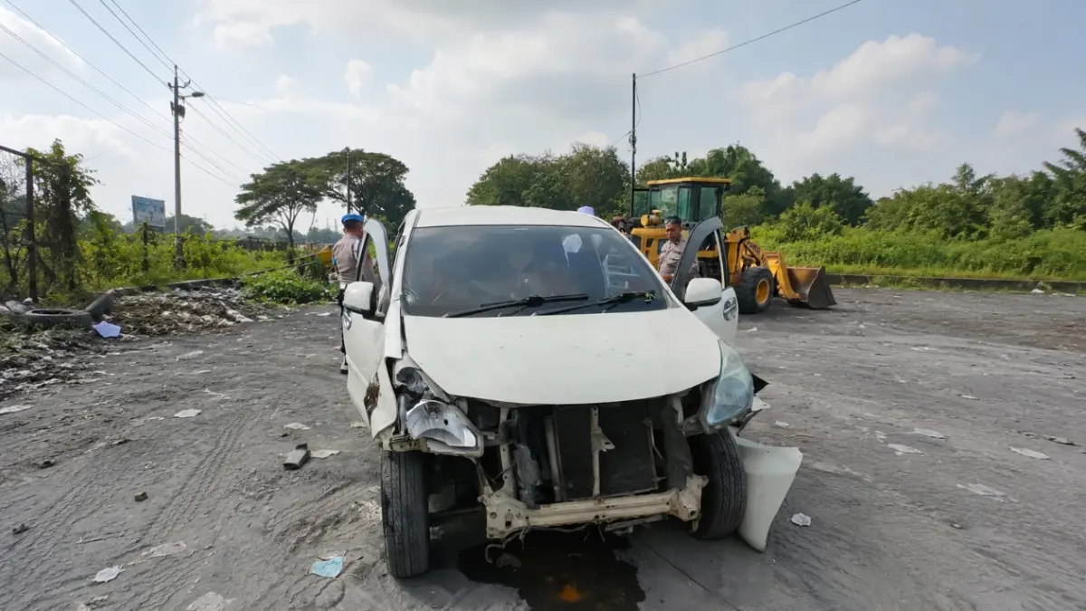 Kondisi mobil MPV nopol S 1299 AK usai menabrak dua orang di Desa Sukoanyar, Kecamatan Turi. (ISTIMEWA/RADAR LAMONGAN)