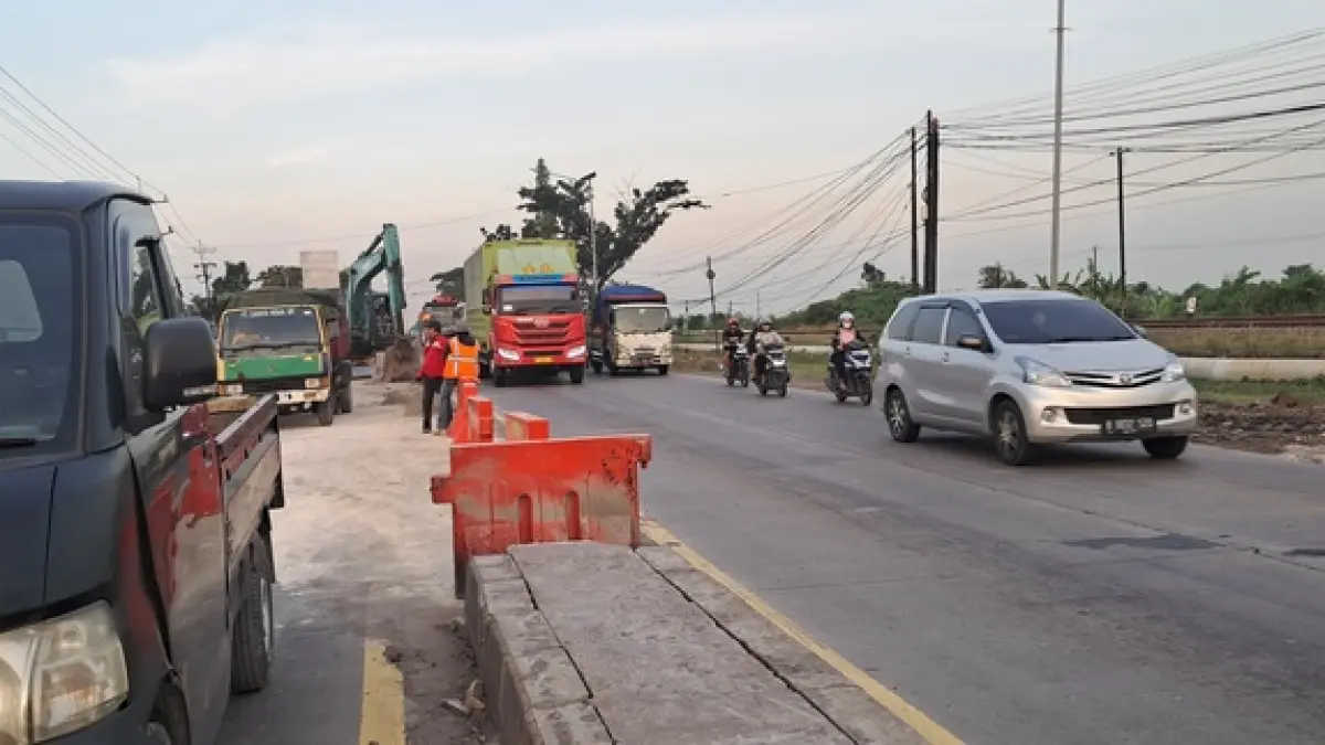 MULAI DIKERJAKAN: pembongkaran dan perbaikan jalan penghubung antara jembatan dan jalan raya di Desa Rejosari, Kecamatan Deket. (Gamal A/Radar Lamongan) 