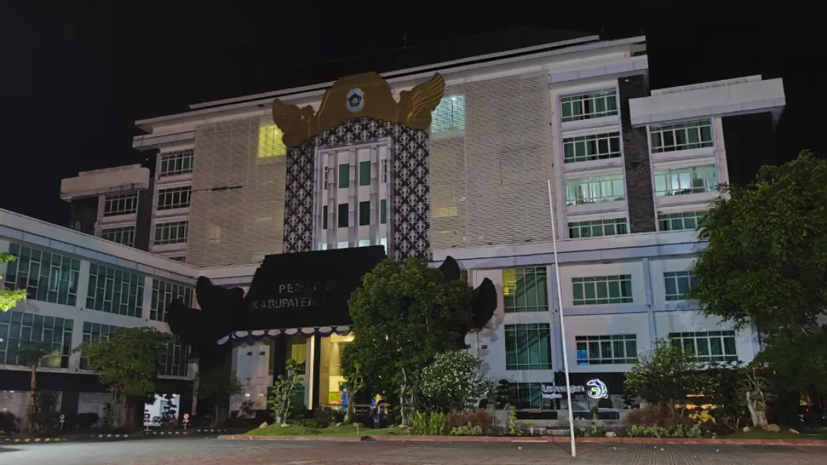 KPK telah menahan empat tersangka proyek pembangunan gedung tujuh lantai Pemkab Lamongan 2017-2019. Salah satunya Sukiman, ASN selaku PPK pada proyek tersebut. (INDRA GUNAWAN/RDR.LMG)
