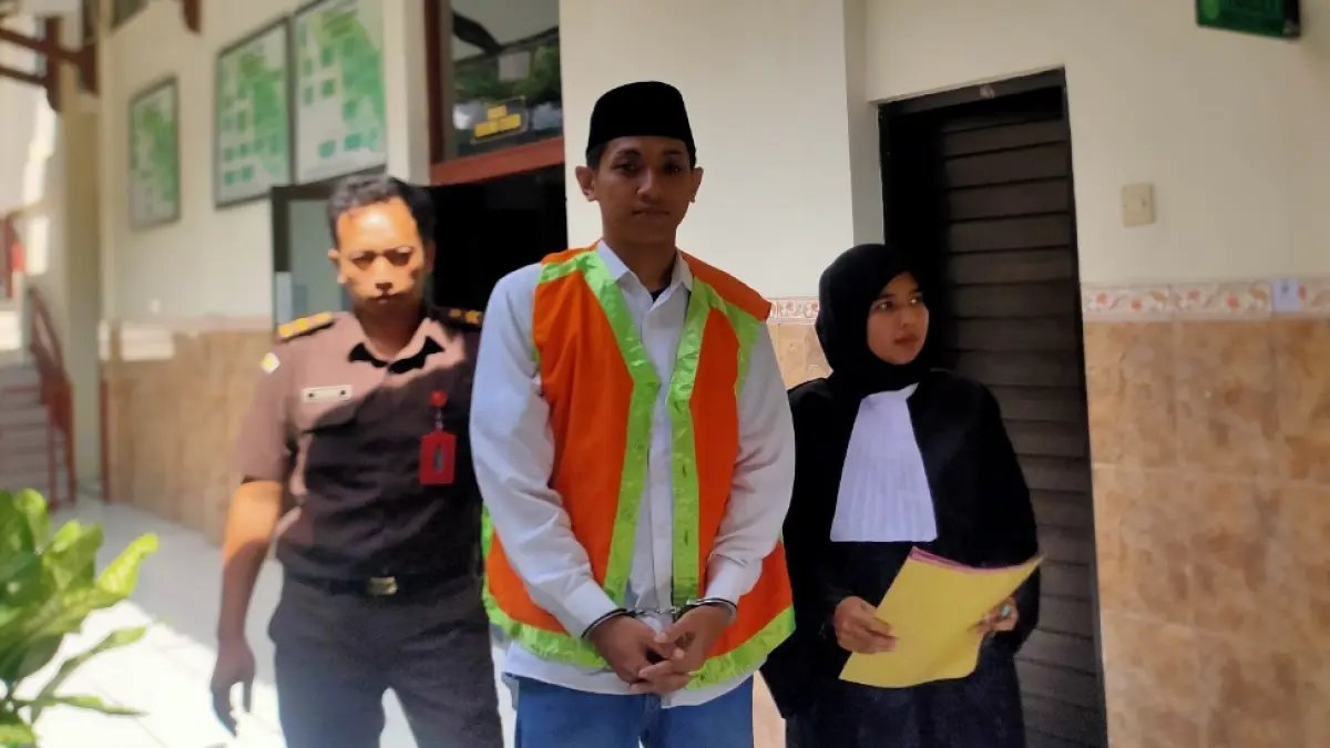 Terdakwa peredaran SS asal Desa Mayong, Kecamatan Karangbinangun, Moh. Syaironi Arbi menjalani sidang di PN Lamongan. (ISTIMEWA/RADAR LAMONGAN)