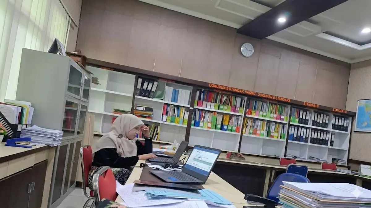 FULL ONLINE: Anggota tim desk SPMB SMPN 1 Lamongan melihat data sistem penerimaan murid baru jalur domisili.&nbsp;(Istimewa) 