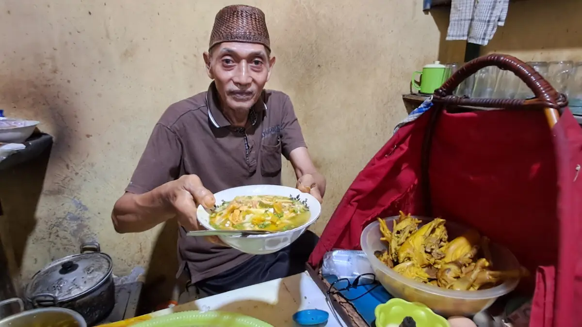 MELAWAN ARUS: Mashudah di lapaknya yang berjualan soto bening.&nbsp;(Gamal A/Radar Lamongan) 