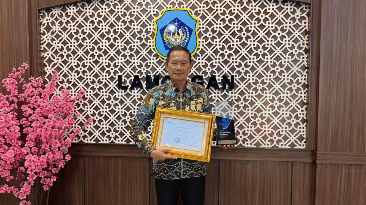 Bupati Yes menunjukkan penghargaan prestasi terbaik 3 tingkat nasional, dalam praktik baik pemanfaatan SIBI. (DOK. HUMAS KOMINFO LAMONGAN/RADAR LAMONGAN)