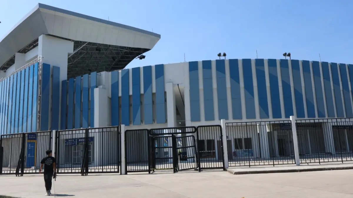 Disbuporapar Lamongan sudah melayangkan surat perbaikan kerusakan Stadion Surajaya, yang saat ini masih menjadi tanggung jawab pihak rekanan proyek. (AHMAD ASIP/RADAR LAMONGAN)