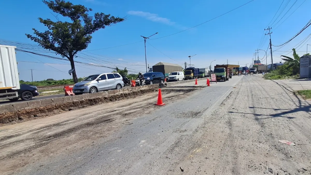 Kendaraan harus mengantre di satu lajur, karena lajur lain tidak bisa dilintasi karena perbaikan jembatan. (GAMAL AYATULLAH/RADAR LAMONGAN)