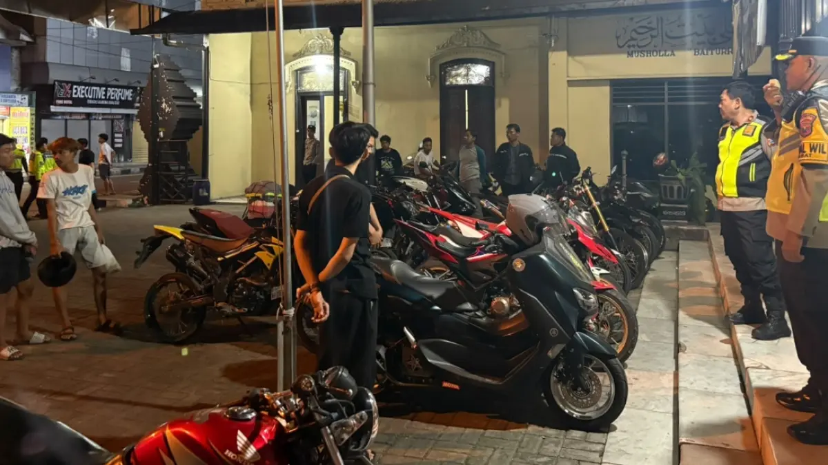 Puluhan kendaraan tak sesuai standar dan berknalpot brong diamankan di halaman Mapolres Lamongan. (ISTIMEWA/RADAR LAMONGAN)
