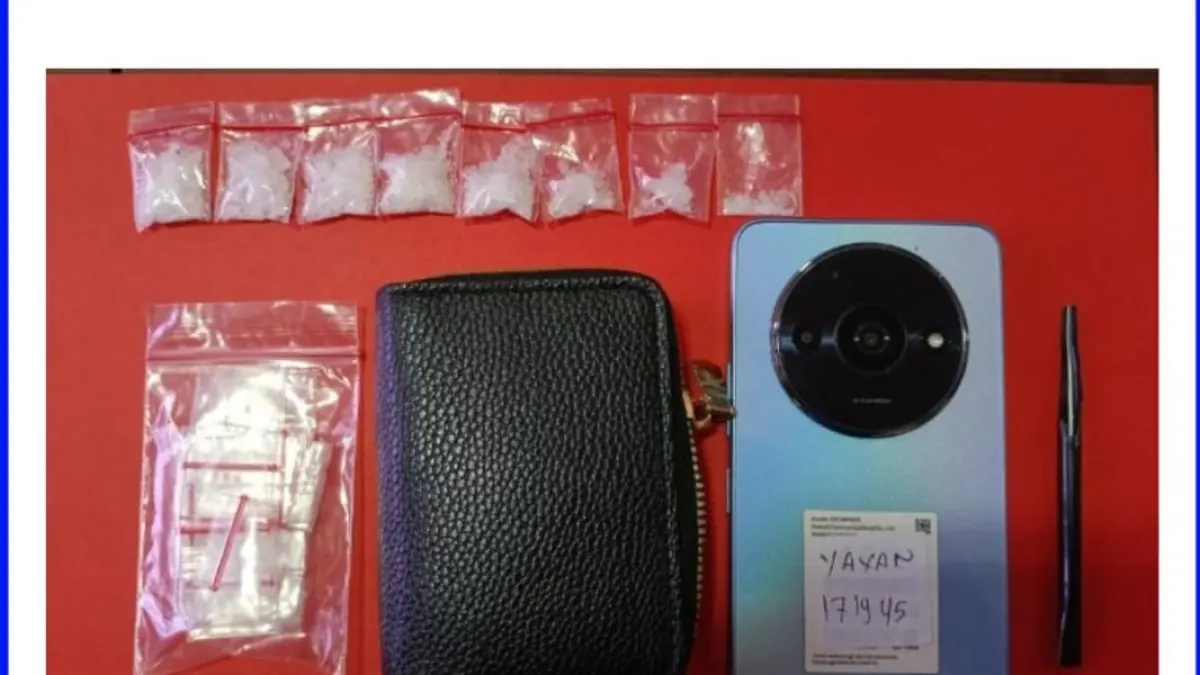BARANG BUKTI: Sabu dan handphone yang diamankan Satreskorba Polres Lamongan dari tangan Ardian. (GAMAL A/RDR.LMG)&nbsp;