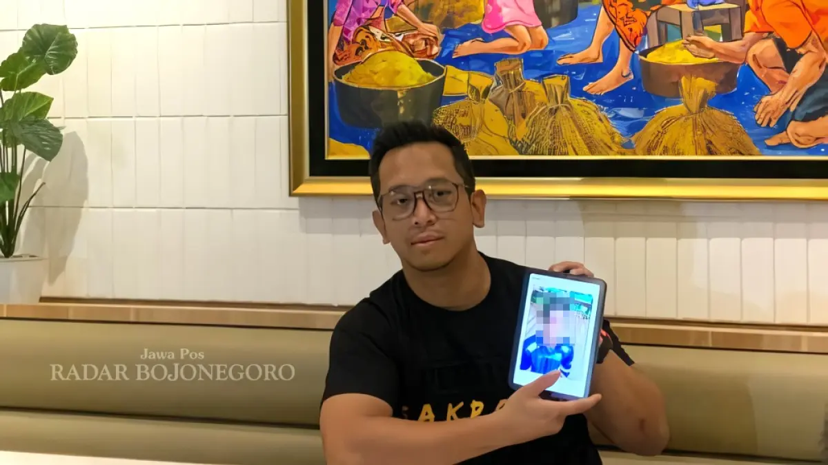 Presiden Persibo Deddy Adrianto Wibowo menunjukkan bukti kekerasan yang dialami oleh Penggawa Persibo dalam konferensi pers (16/1). (ISTIMEWA/RADAR BOJONEGORO)