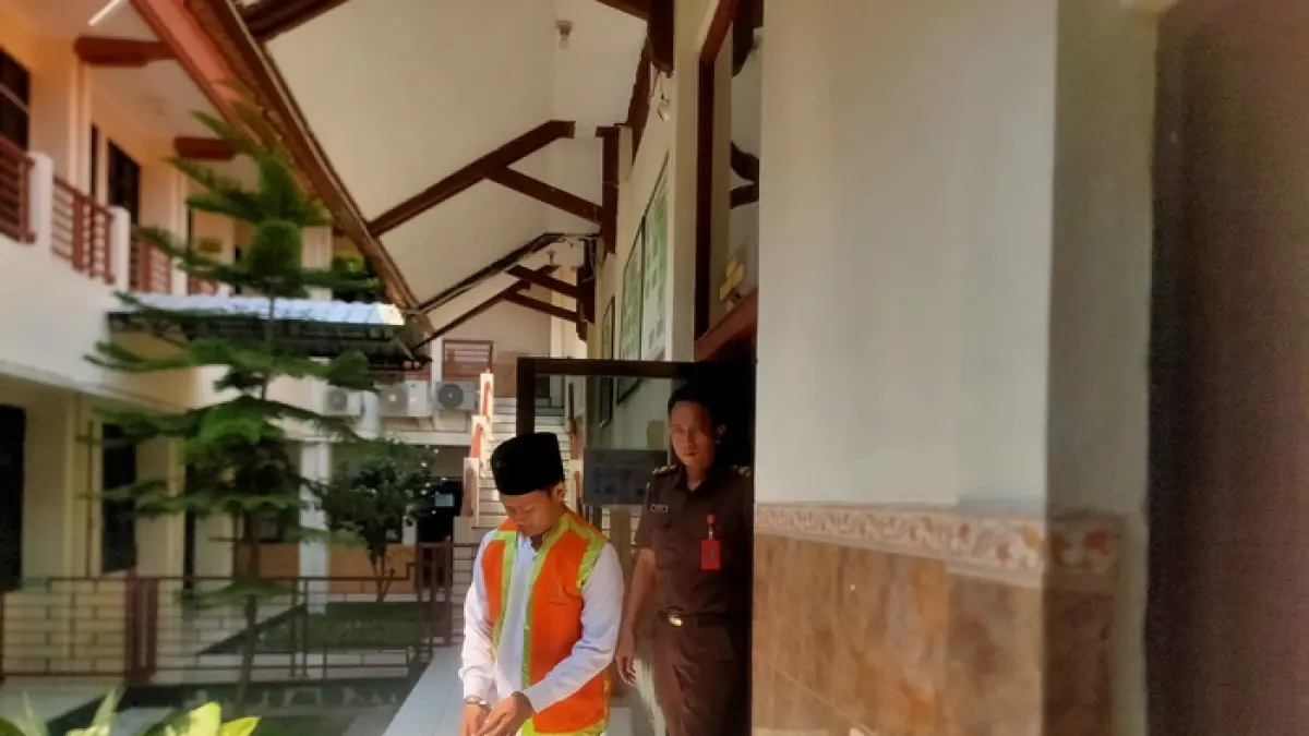 TERANCAM 20 TAHUN PENJARA: Dimas Aksynul Khuluq di Pengadilan Negeri Lamongan. Dia menjadi terdakwa kasus peredaran sabu — sabu.&nbsp;(Ahmad Asip/Radar Lamongan) 