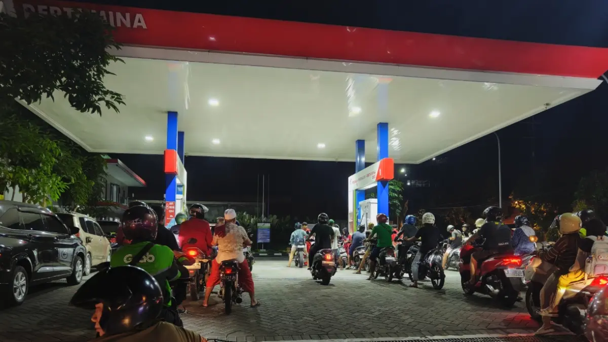 Antrean pembelian pertalite di salah satu SPBU di Lamongan. (INDRA GUNAWAN/RADAR LAMONGAN)