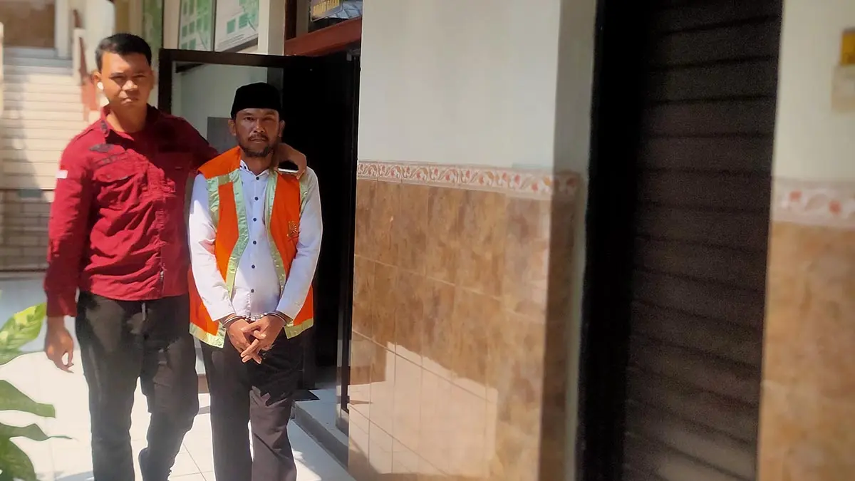 KASUS CURANMOR: Muhamad Fauzi di PN Lamongan. (AHMAD ASIP/RDR.LMG)

&nbsp;