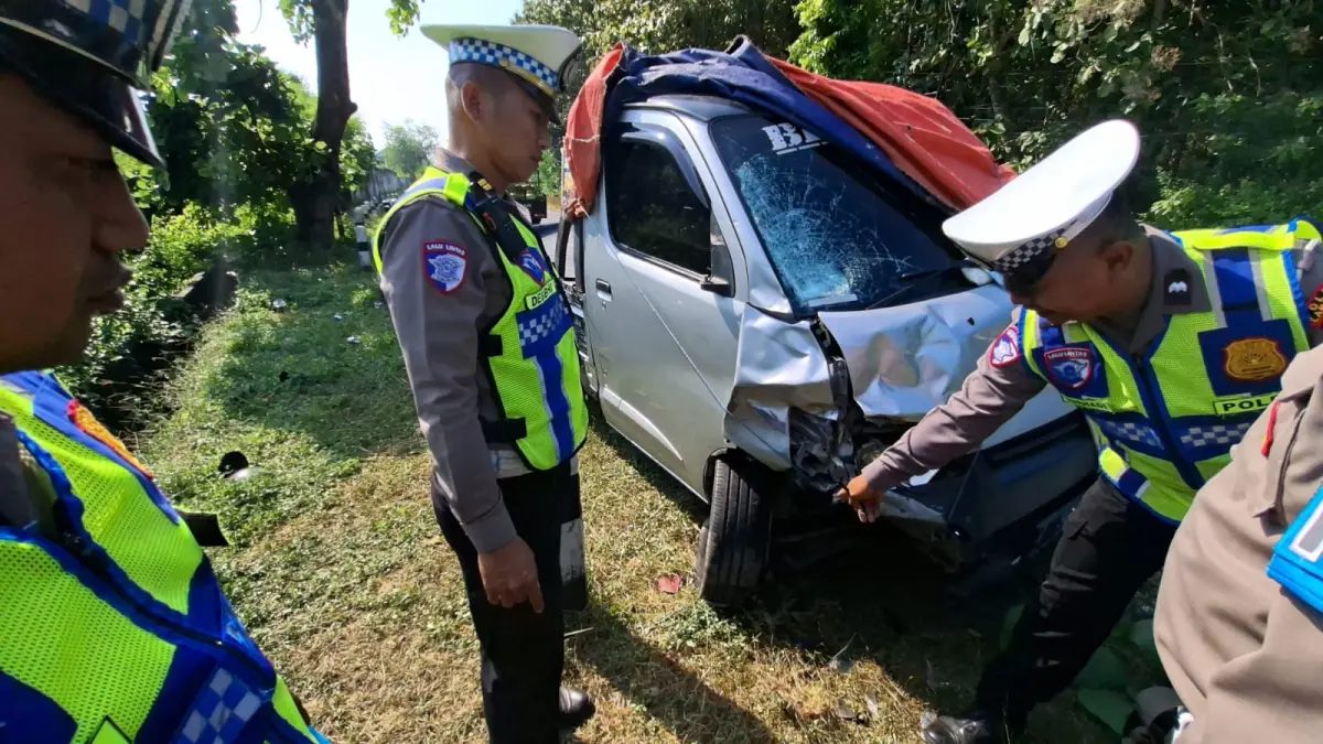 Petugas Satlantas Polres Lamongan menunjukkan kondisi pikap setelah menabrak dua pemotor. (ISTIMEWA/RADAR LAMONGAN)