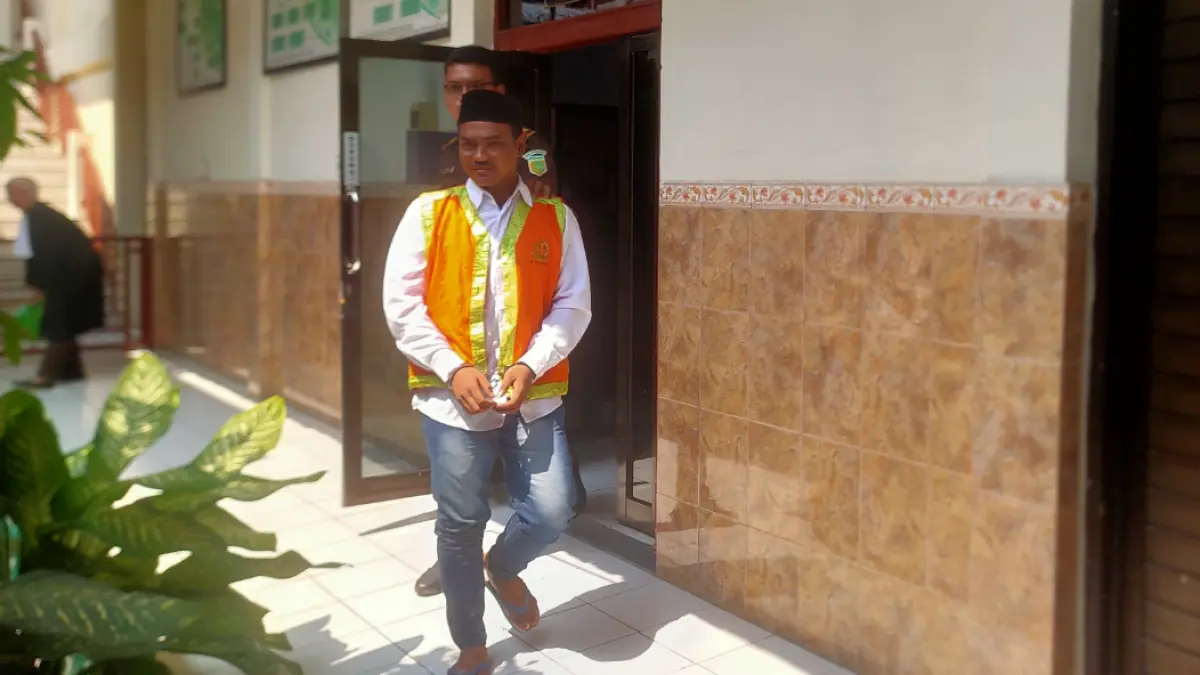 Terdakwa peredaran Achmad Sujito menerima vonis yang dijatuhkan Majelis Hakim Pengadilan Negeri Lamongan. (AHMAD ASIP/RADAR LAMONGAN)