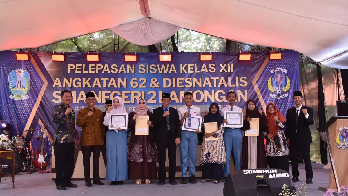 Kepala SMAN 2 Lamongan, Dr. Sofyan Hadi menyerahkan penghargaan pada tiga siswa SMAN 2 Lamongan terbaik. (ISTIMEWA/RADAR LAMONGAN)