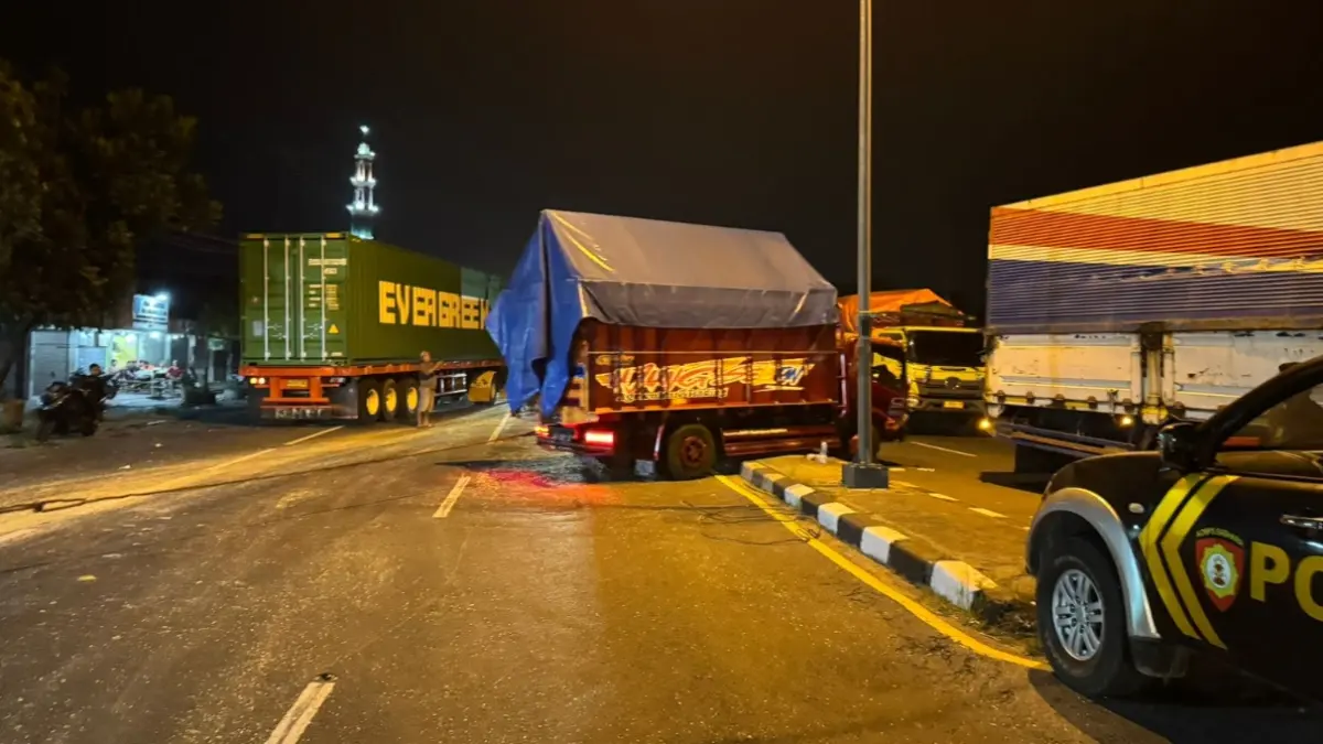 Kondisi truk yang terlibat laka lantas di jalan nasional Lamongan-Babat sebelum dievakuasi. (ISTIMEWA/RADAR LAMONGAN)