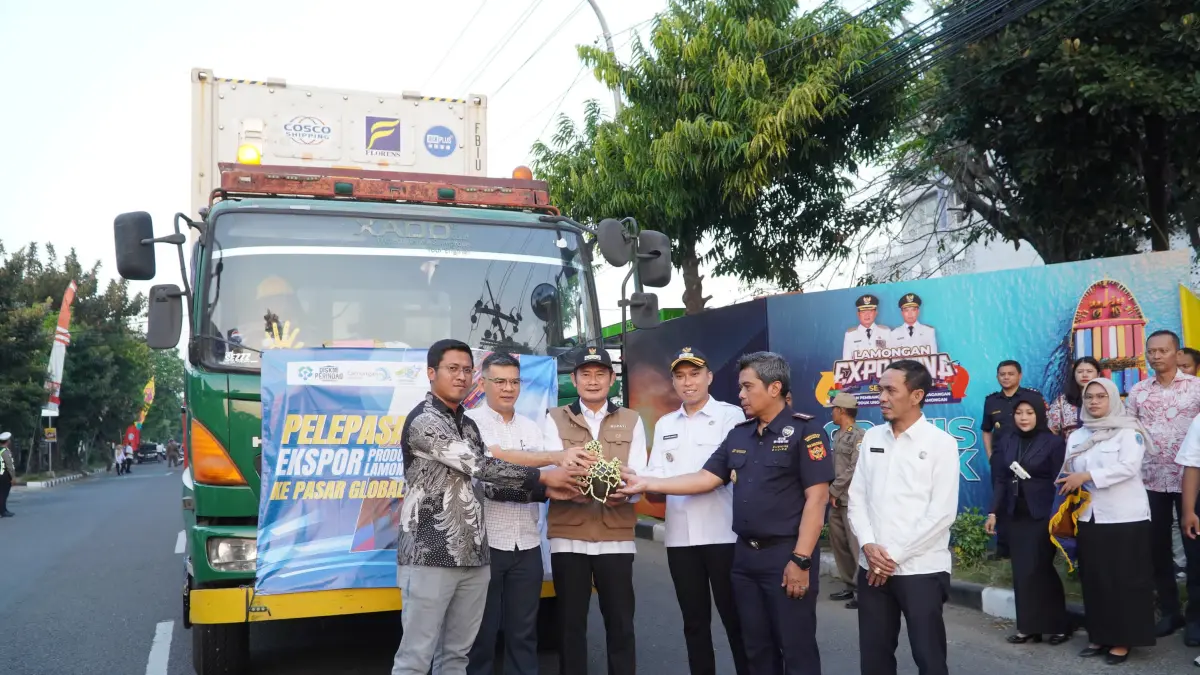 Pemberangkatan 5 kontainer produk ekspor oleh Bupati Lamongan. (Istimewa/Radar Lamongan) 