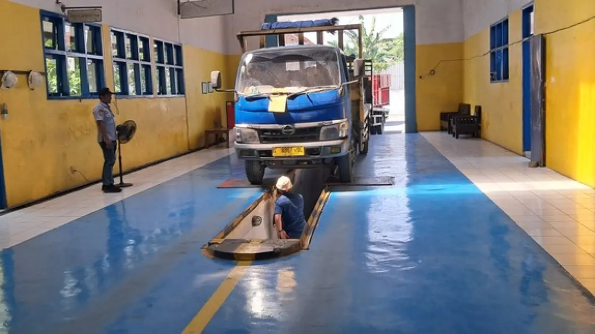 BERKURANG: Kendaraan yang menjalani uji kir di UPT Pengujian Kendaraan Bermotor.&nbsp;(Gamal A/Radar Lamongan) 
