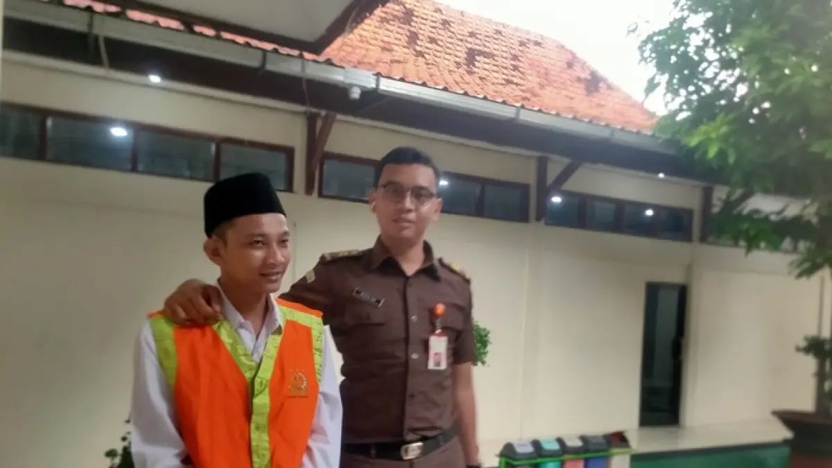 DITUNTUT 7 TAHUN: Hari Sugiono dikawal petugas. Dia kemarin menjalani sidang kasus peredaran sabu — sabu. (Ahmad Asip/Radar Lamongan) 