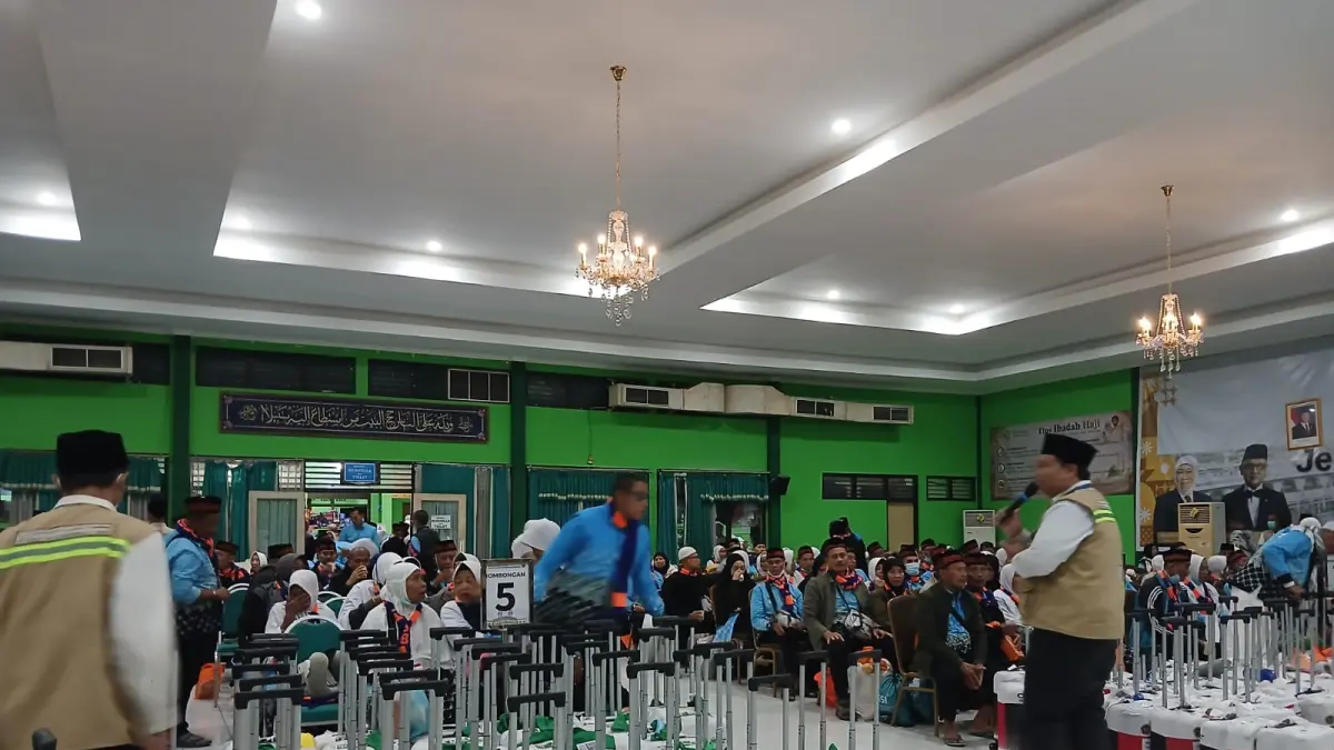 HARUS JALANI SKRINING: Jemaah haji asal Lamongan dikumpulkan di Asrama Haji Sukolilo sebelum diantarkan ke KBIH masing — masing.&nbsp;(Istimewa/Radar Lamongan) 