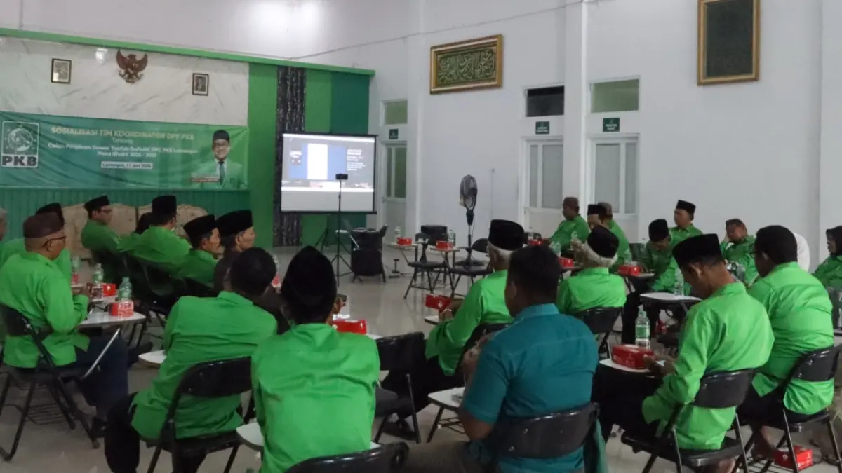 Pengurus DPC PKB Lamongan serius mengikuti acara pengumuman Ketua DPC PKB Lamongan oleh DPP PKB. (AHMAD ASIP/RADAR LAMONGAN)
