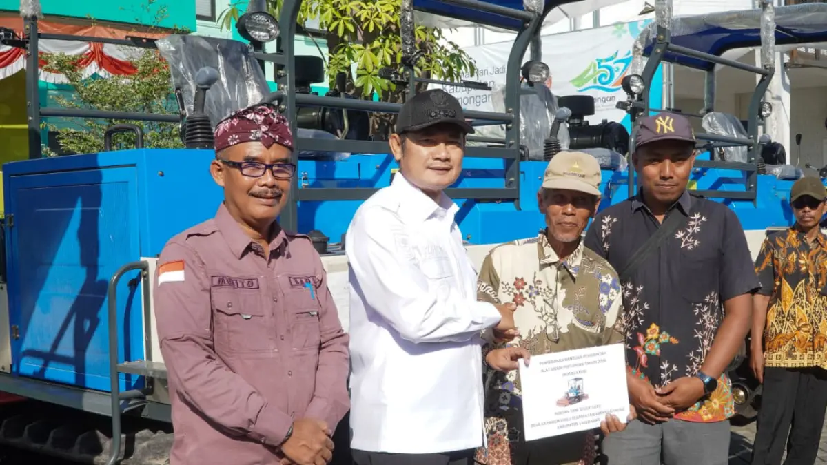SEMOGA BERMANFAAT: Bupati Yes menyerahkan bantuan alsintan bantuan Pemerintah Pusat kepada salah satu perwakilan kelompok tani di Lamongan.&nbsp;(Humas Kominfo/Radar Lamongan) 