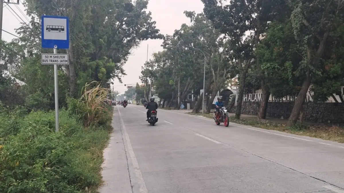 PENANDA: Rambu yang dipasang untuk bus Trans Jatim koridor VII.&nbsp;(Gamal A/Radar Lamongan) 