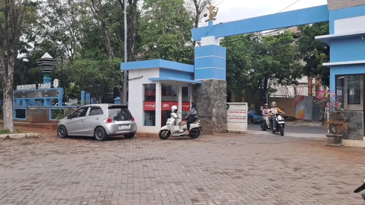 TEMPAT KEJADIAN PERKARA: Gerai ATM Bank Jatim di kantor Dinas Pendidikan, Jl KH Ahmad Dahlan Lamongan.&nbsp;(Gamal A/Radar Lamongan) 