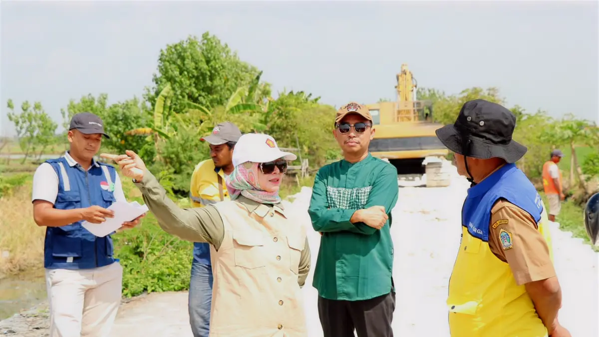 Anggota DPRD Kabupaten Gresik melakukan sidak perbaikan jalan poros desa (JPD). 