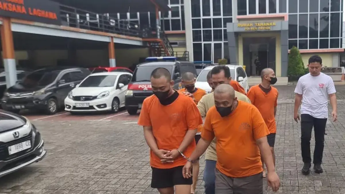 DIAMANKAN : Para tersangka kasus narkotika dan sejumlah barang bukti saat diamanakan oleh anggota Satreskoba Polres Gresik. (Yudhi/Radar Gresik)

