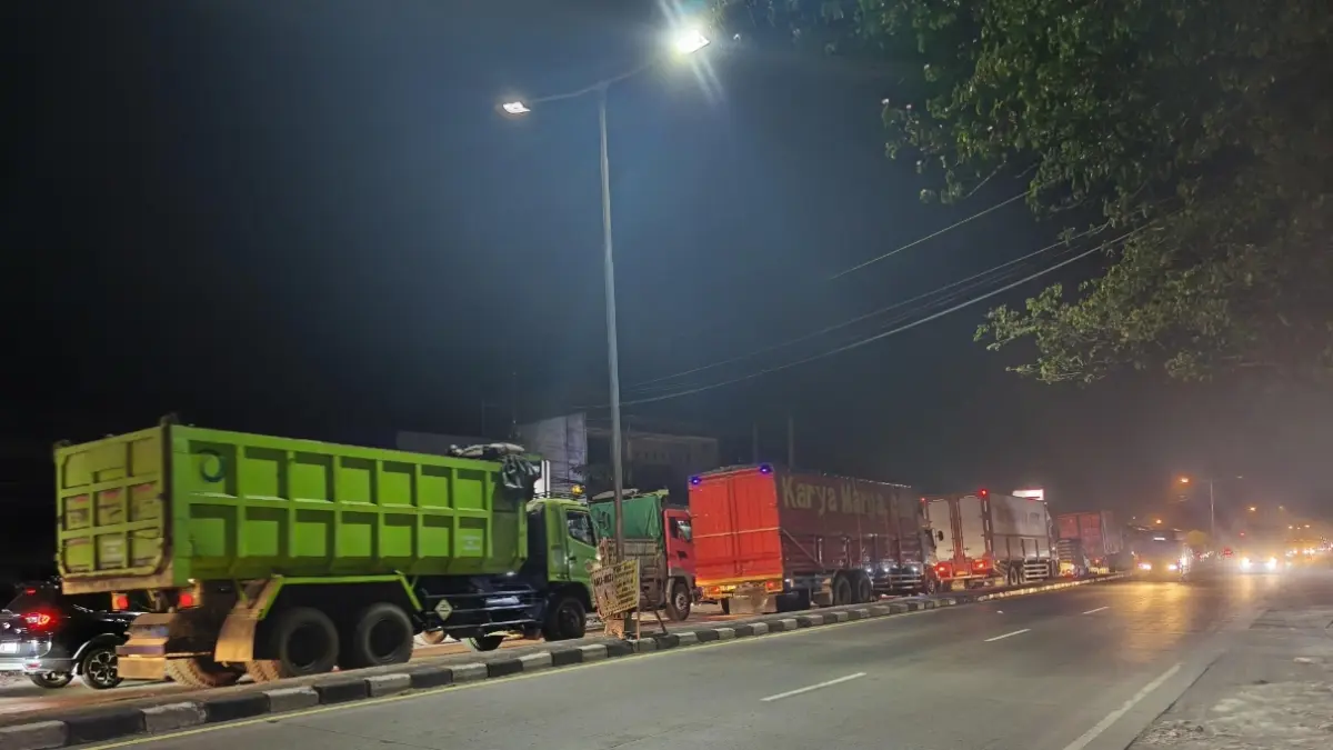 Penerangan yang memadai memberikan kenyamanan bagi pengguna jalan yang melintas. (INDRA GUNAWAN/RADAR LAMONGAN)