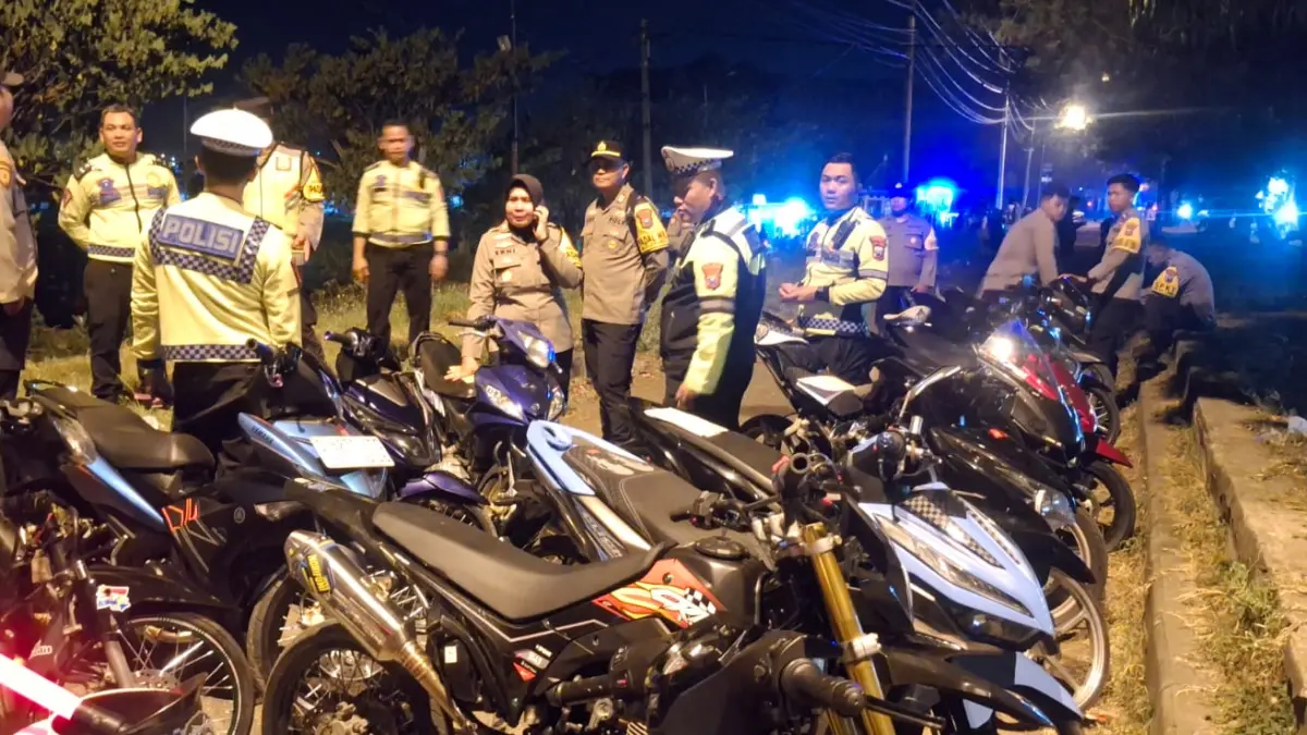 Petugas Polres Lamongan berpatroli dan mengamankan puluhan kendaraan knalpot brong di sejumlah wilayah di Lamongan. (ISTIMEWA/RADAR LAMONGAN)