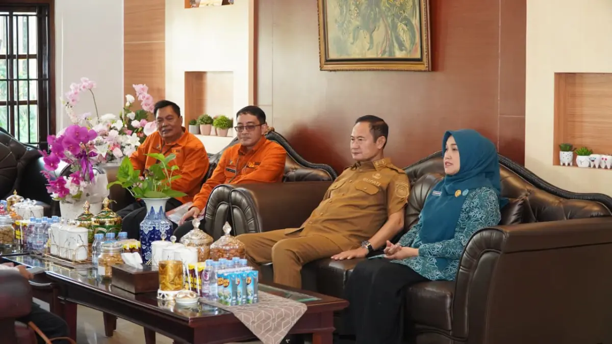 BERKOMITMEN PENUH : Kepala BPS Lamongan, Hermanto, bersama petugas sensus ekonomi 2026 melakukan sensus dengan responden pertama Bupati Lamongan, Yuhronur Efendi Bersama istri. (BPS Lamongan/Radar Lamongan) 