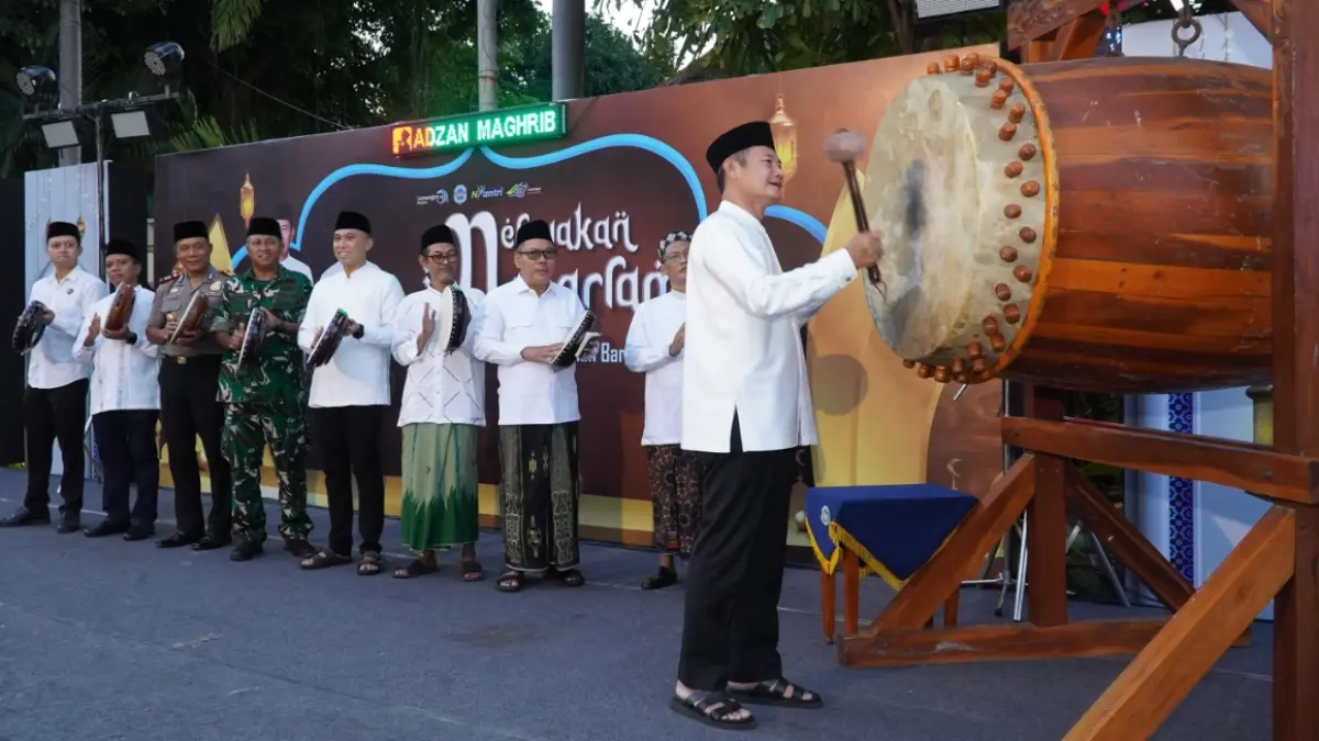Bupati Yes memukul bedug sebagai penanda Tahun Baru 1448 Hijriah. (DOK. HUMAS KOMINFO LAMONGAN/RDR.LMG)