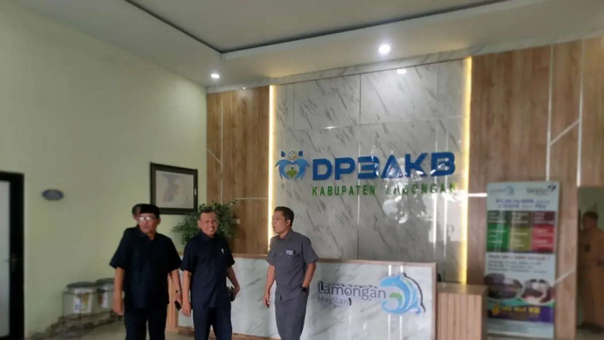 KUNJUNGAN KERJA: Komisi D DPRD Lamongan mengunjungi Dinas Pemberdayaan Perempuan, Perlindungan Anak, dan Keluarga Berencana (DP3AKB) setempat kemarin (15/6). (Ahmad Asip/Radar Lamongan) 