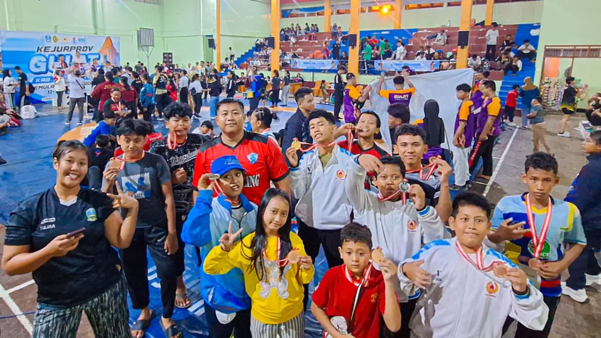 PULANG BAWA MEDALI: Kontingen gulat Lamongan meraih dua medali emas, tiga medali perak, dan tujuh medali perunggu pada kejurprov di Mojokerto.&nbsp;(Istimewa/Radar Lamongan) 