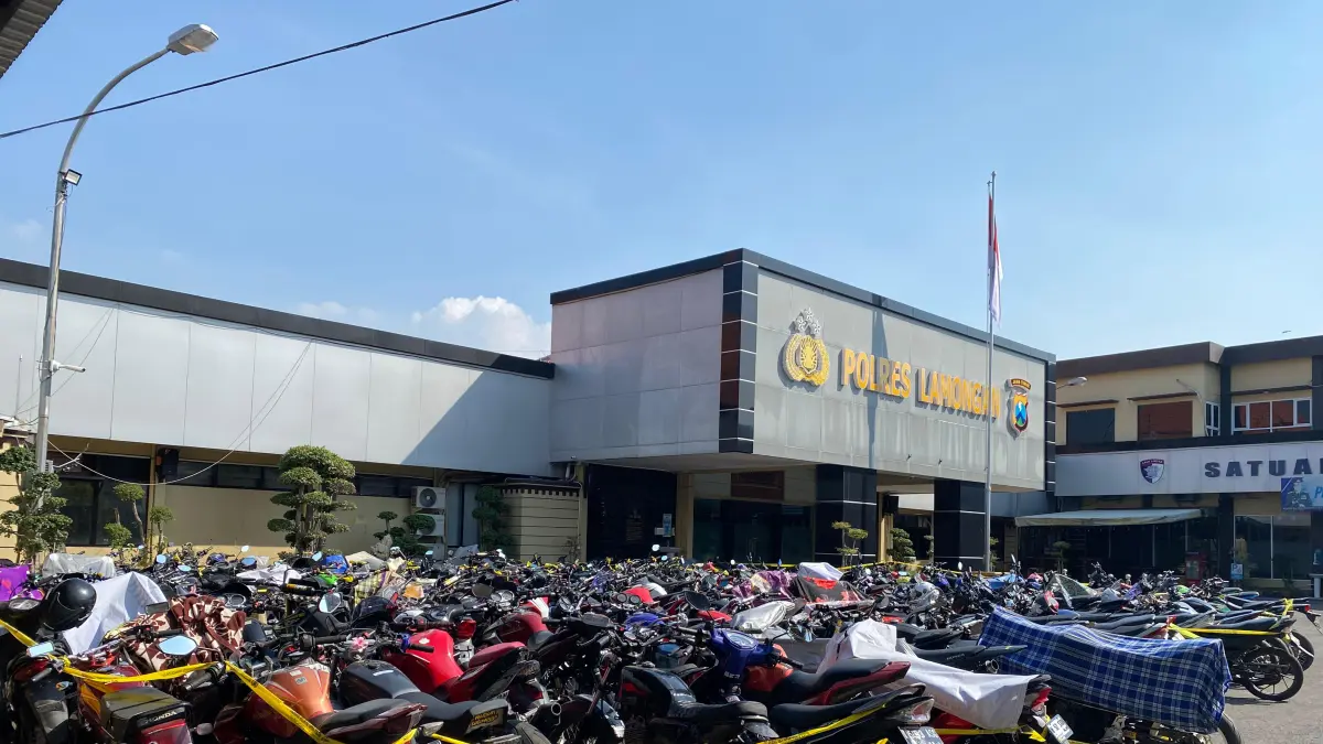 TERJARING RAZIA: Sebanyak 223 kendaraan roda dua diamankan di halaman Mapolres Lamongan karena knalpot tidak standar.&nbsp;&nbsp;(Gamal A/Radar Lamongan) 