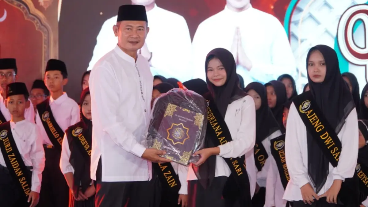 Bupati Yes mengukuhkan dan menyerahkan sertifikat kepada 3.162 hafiz dan hafidzah Lamongan. (DOK. HUMAS KOMINFO LAMONGAN/RADAR LAMONGAN)