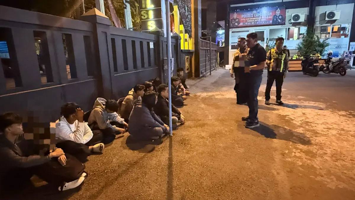 DAPAT PEMBINAAN: Dua belas remaja yang menjadi penggembira acara pengesahan pesilat mendapatkan pengarahan di Mapolres Lamongan. (Gamal A/Radar Lamongan) 