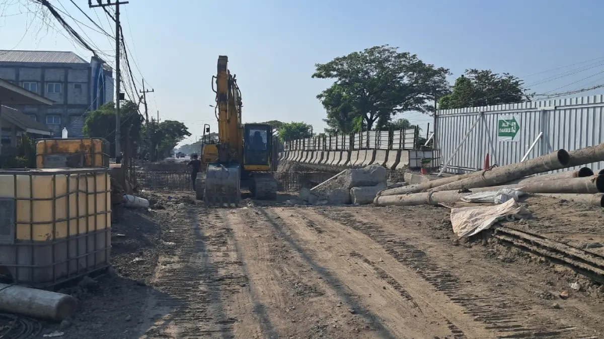 Perbaikan jembatan jalan nasional di Desa Kesambi masih fokus menuntaskan sisi utara. (ISTIMEWA/RADAR LAMONGAN)