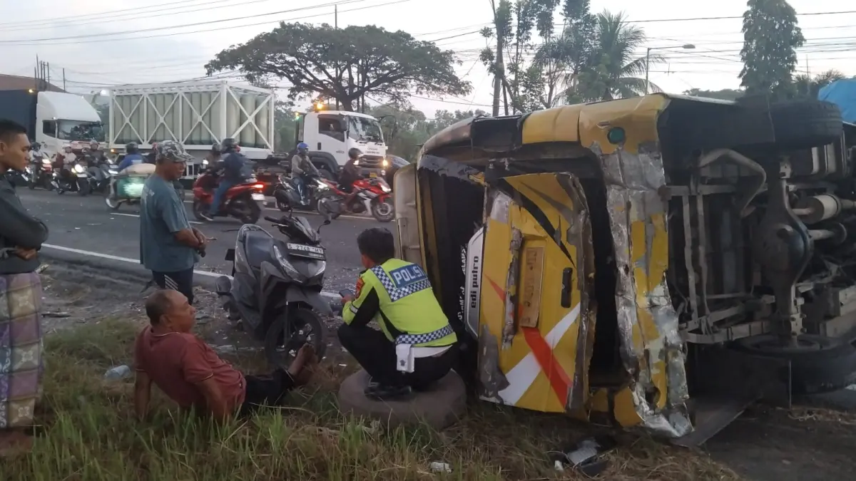 TAK ADA KORBAN JIWA: Mobil Elf yang terguling di pinggir jalan poros nasional Lamongan — Babat. (Gamal A/Radar Lamongan) 