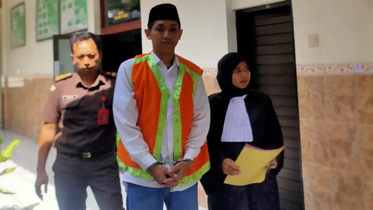 Terdakwa peredaran SS Moh. Syaironi Arbi dan JPU memilih pikir-pikir atas vonis dari Majelis Hakim PN Lamongan. (AHMAD ASIP/RADAR LAMONGAN)