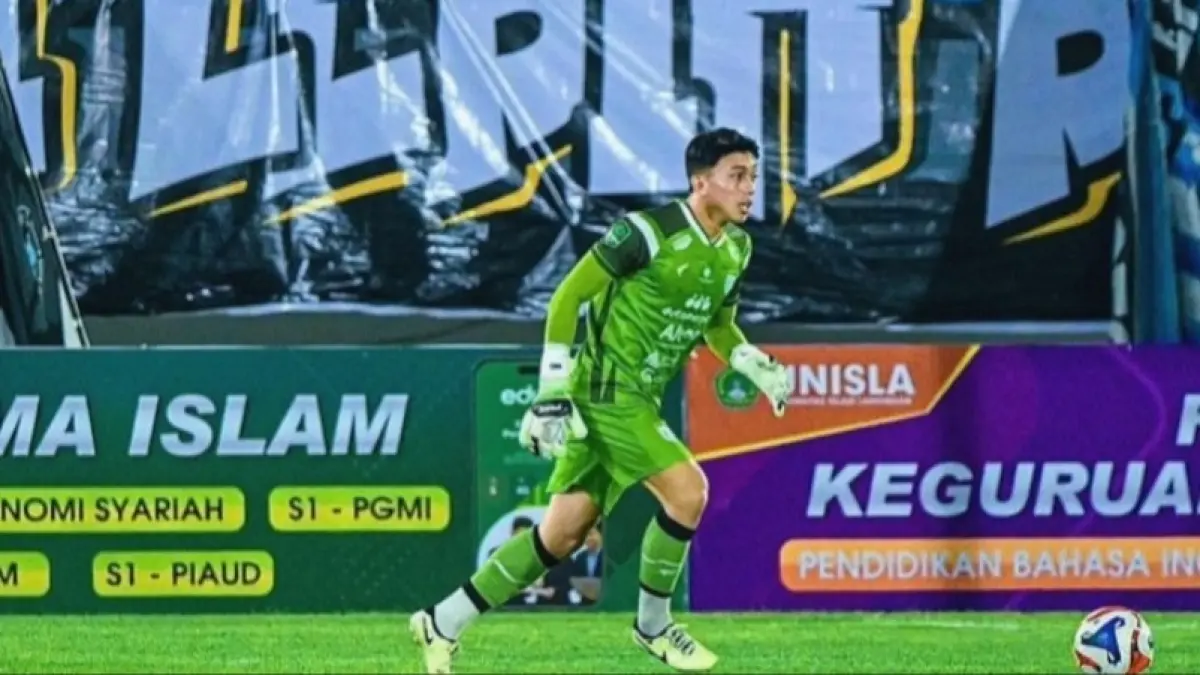 BERTAHAN: Rafli Mahreza saat melakoni laga Anniversary game bersama Persela. Dia resmi dipertahankan manajemen Persela.&nbsp;(INSTAGRAM RAFLI MAHREZA/RDR.LMG)