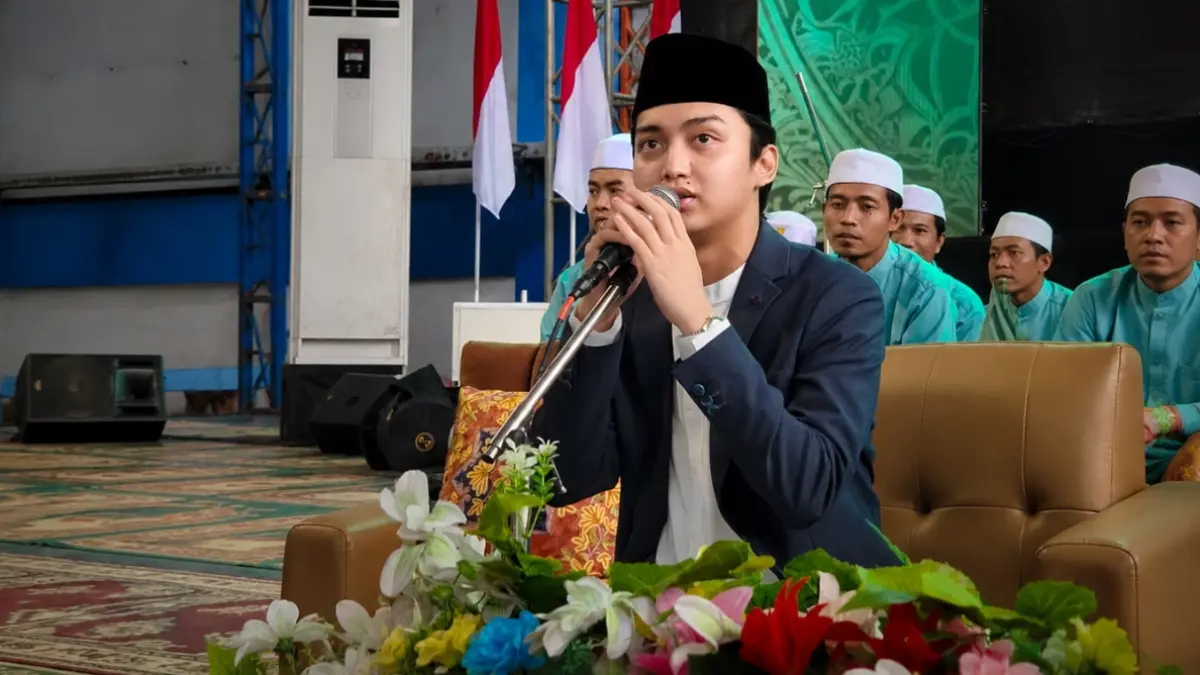Gus Azmi Askandar melantunkan shalawat dan doa, yang disambut antusias walimurid dan murid MIUS dan MATAS Lamongan. (AHMAD ASIP/RADAR LAMONGAN)