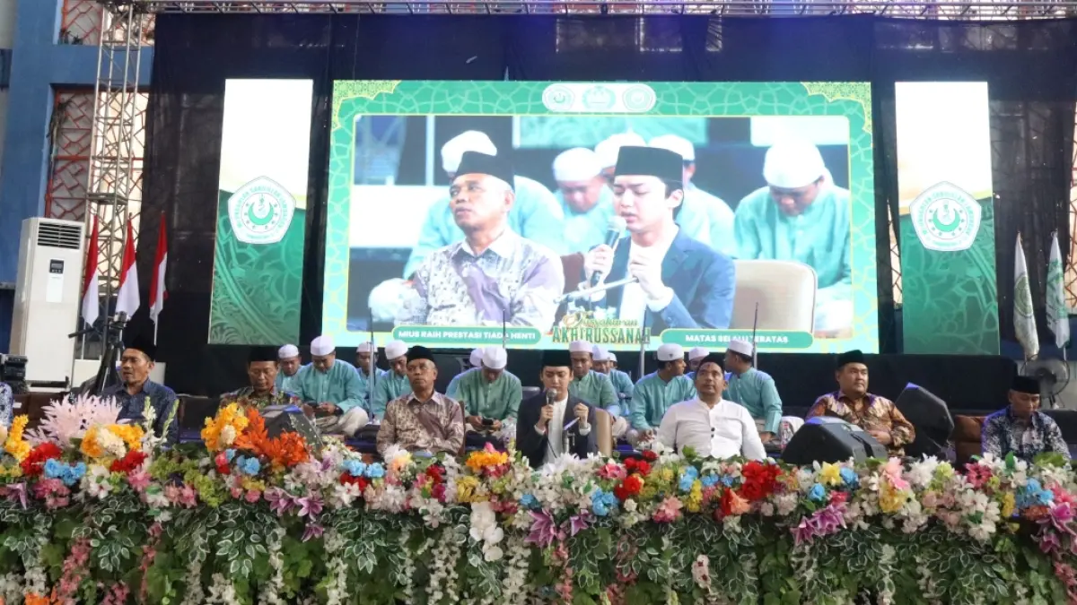 Ketua Yayasan Sabilillah Lamongan H. Ongki Wijaya Ismail Putra, ST, membersamai Gus Azmi Askandar melantunkan sholawat dan doa. (AHMAD ASIP/RADAR LAMONGAN)