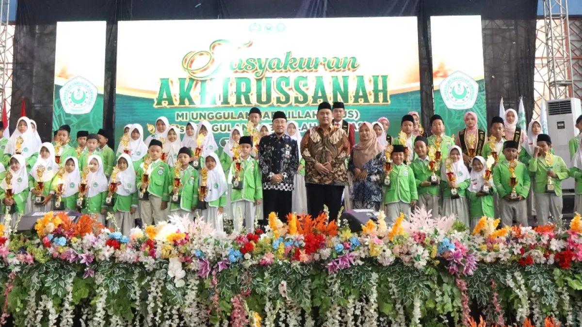 Penghargaan siswa-siswi MIUS Lamongan berprestasi akademik maupun non-akademik. (AHMAD ASIP/RADAR LAMONGAN)
