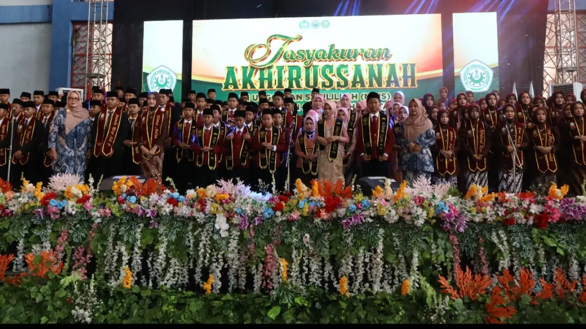Prosesi Tasyakuran Akhirussanah dengan didampingi Kepala MIUS Lamongan Ustadzah Uswatun Hasanah, MA, dan Kepala MATAS Lamongan Ustadzah Novianti Agustina, S.Psi., S.Pd., MM. (AHMAD ASIP/RADAR LAMONGAN)
