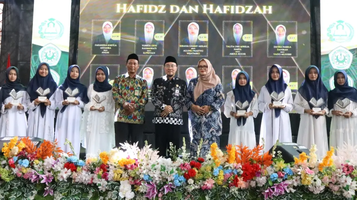Siswa MATAS Lamongan meraih penghargaan Tahfidzul Quran Juz 30, 1, 2, 3, dan 4. (AHMAD ASIP/RADAR LAMONGAN)