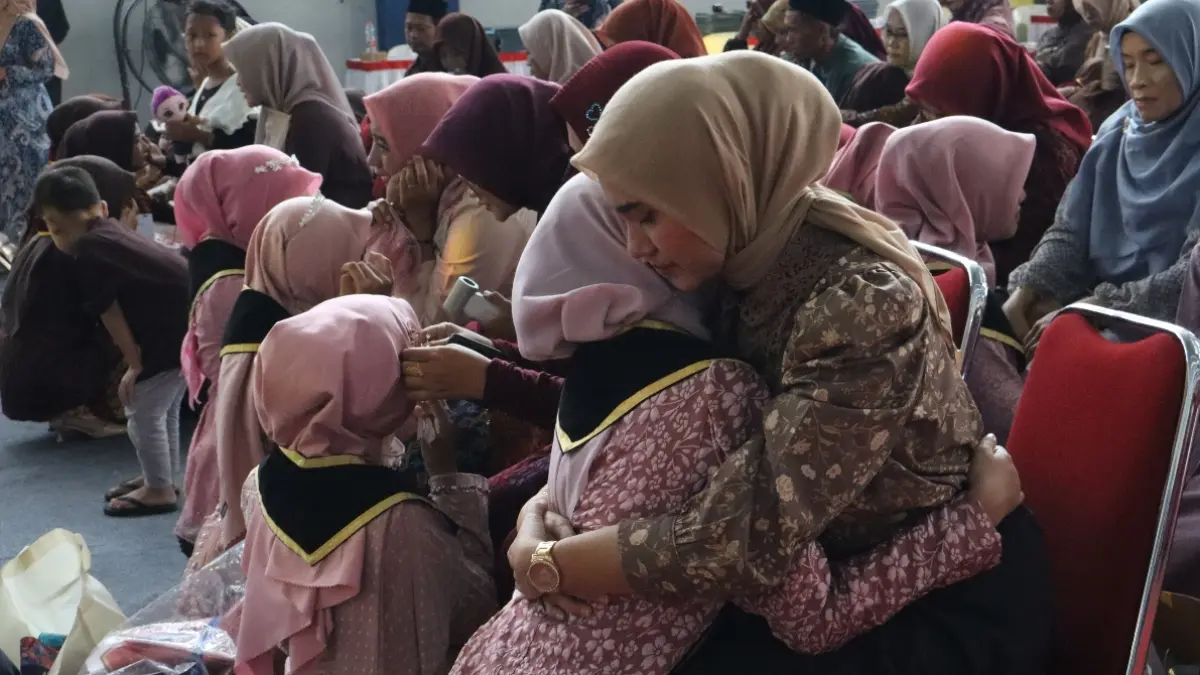 Siswa-siswi MIUS dan MATAS Lamongan sungkem dengan orang tua masing-masing. (AHMAD ASIP/RADAR LAMONGAN)