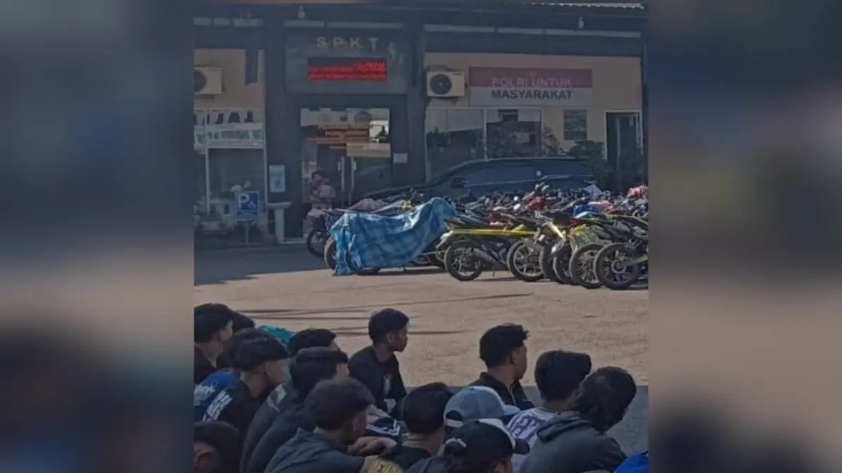 DIDATA DAN DIBINA: Sebagian remaja yang terjaring razia di malam pengesahan anggota perguruan silat dikumpulkan di Mapolres Lamongan.&nbsp;(Gamal A/Radar Lamongan) 