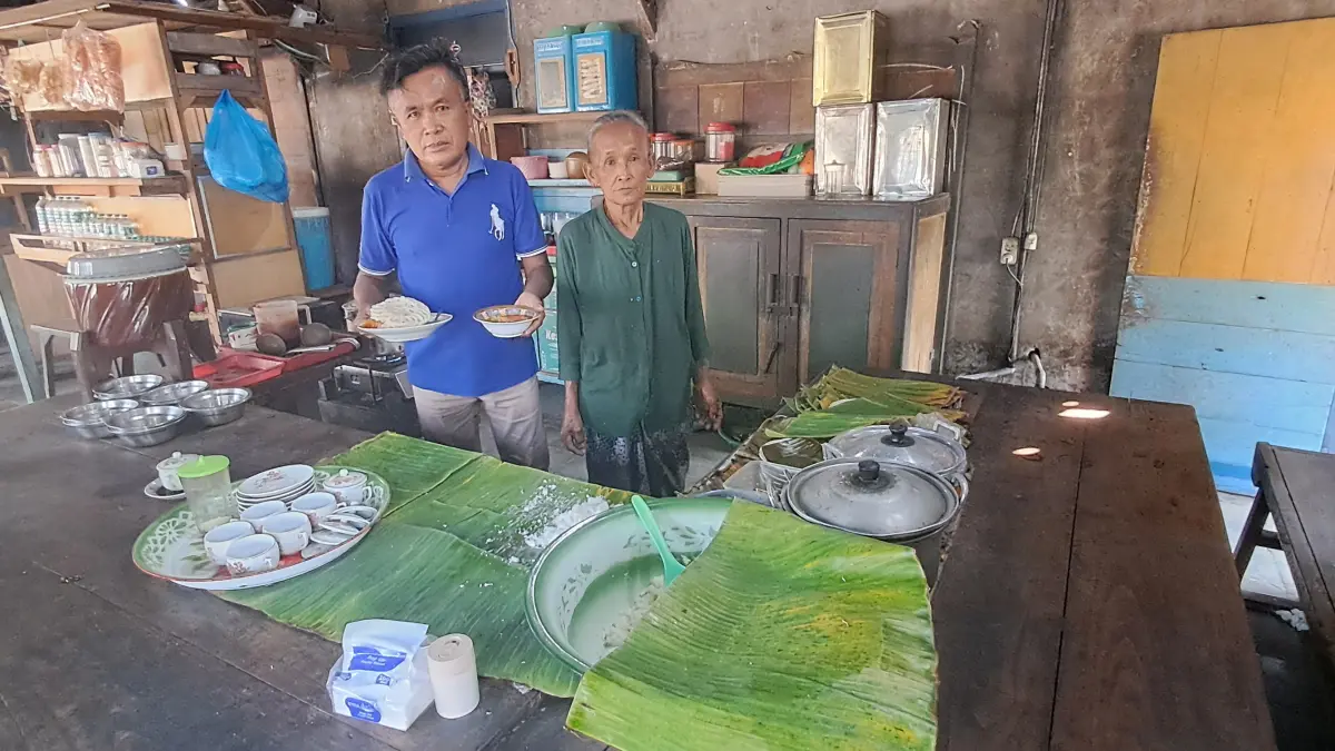 GENERASI PENERUS: Umar Hardianto dan Saminten di warungnya yang menjual kopi, ketan dan kare ayam.&nbsp;(Gamal A/Radar Lamongan) 